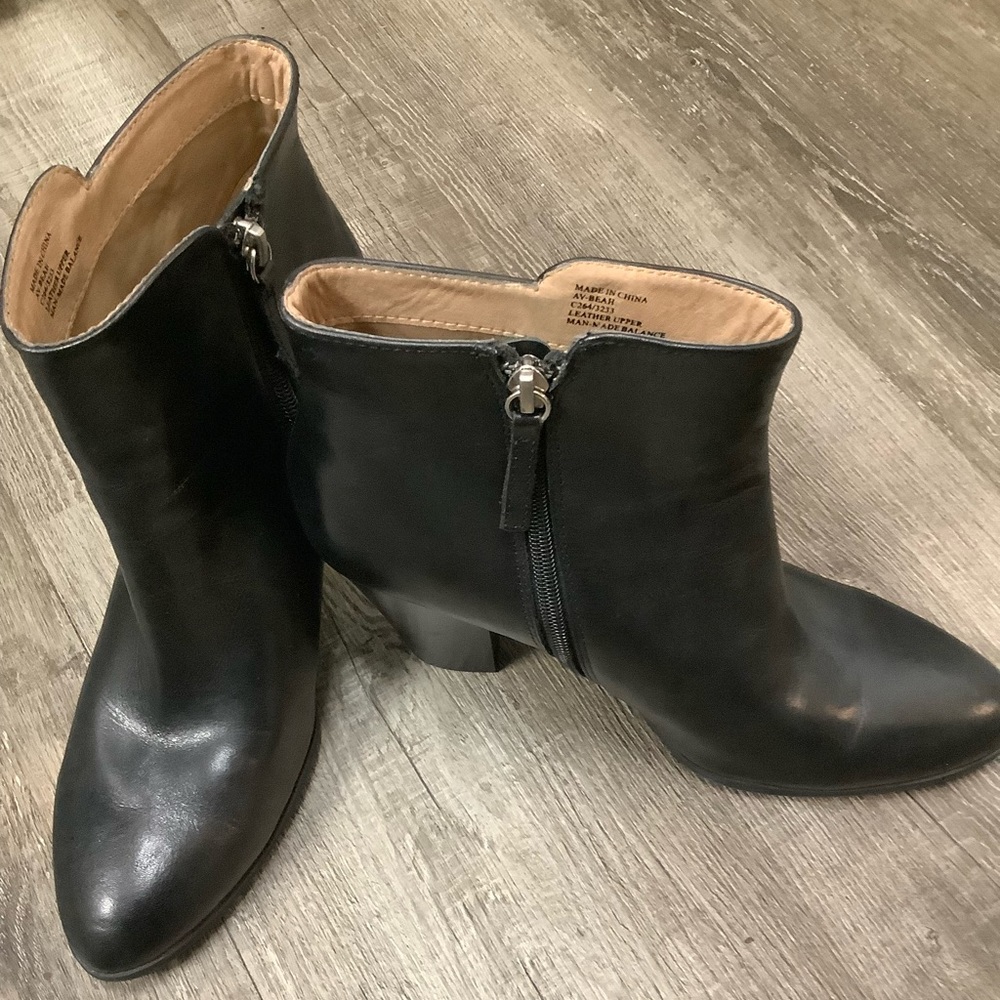 Beautiful leather booties with heel-size 10